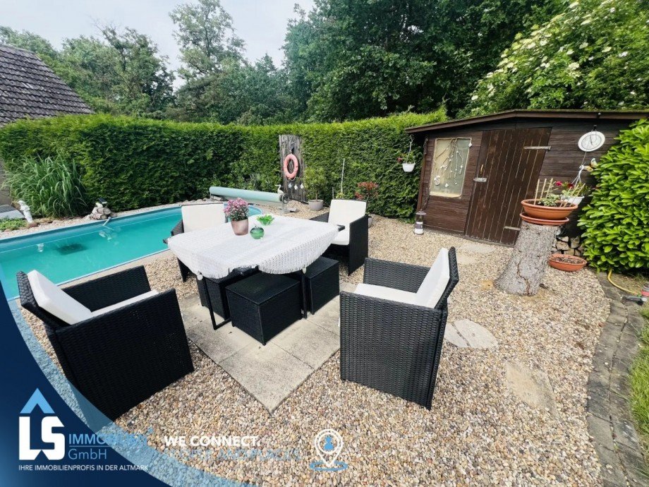 Sitzgelegenheit am Pool Doppelhaush�lfte Stendal