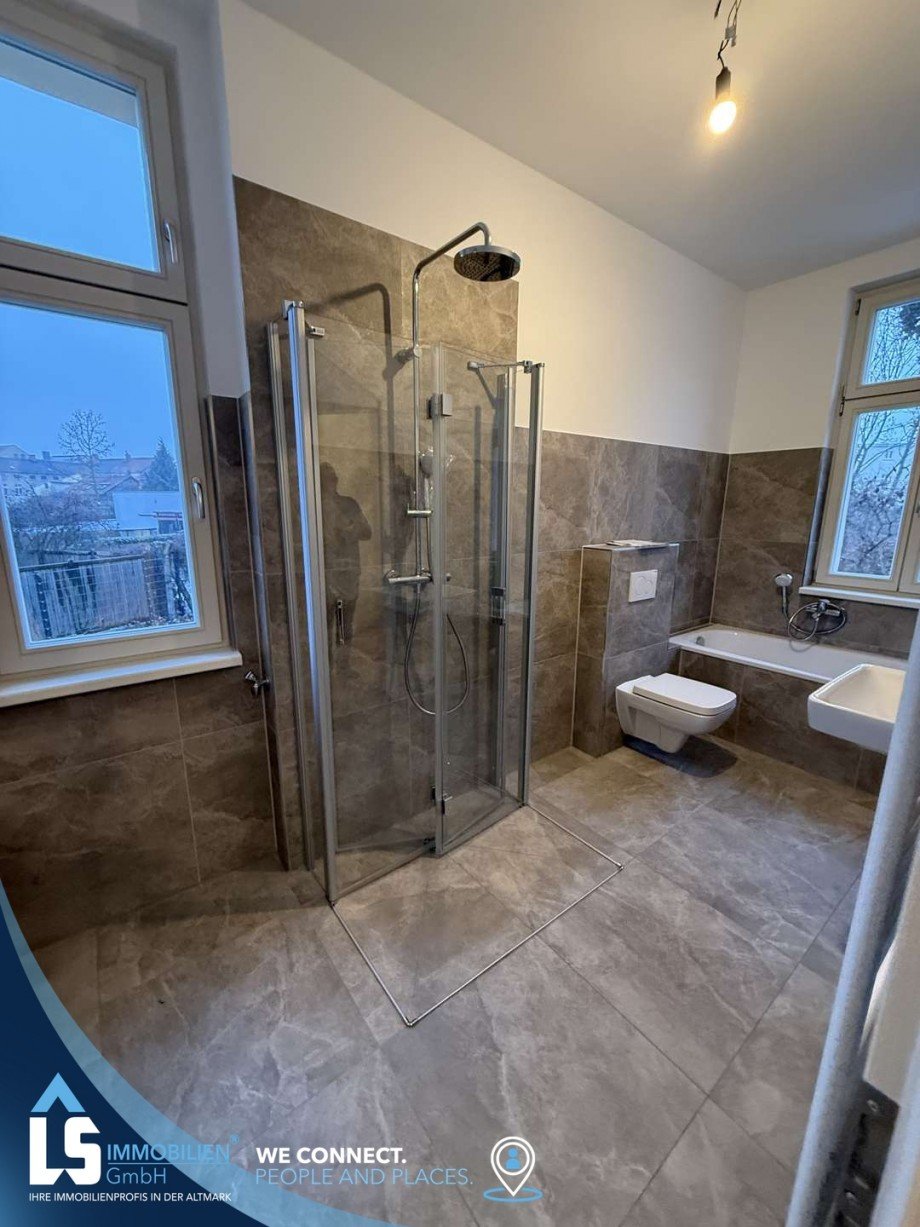 Badezimmer mit Dusche und Badewanne Maisonettewohnung Stendal