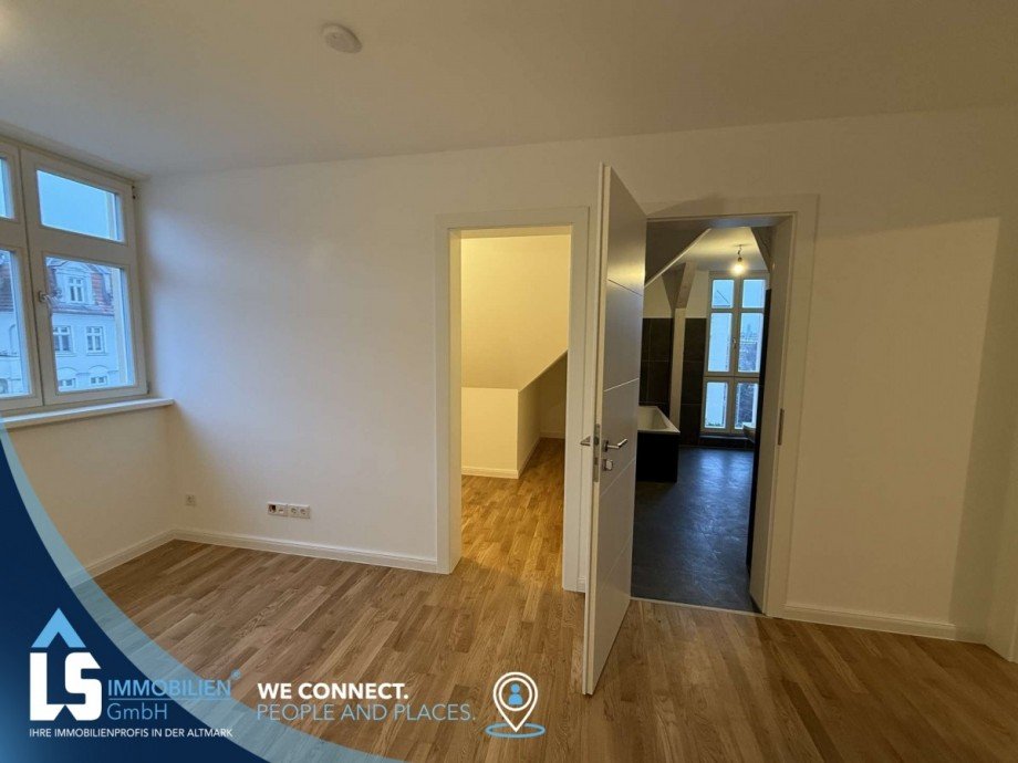 Blick vom Masterbedroom in das eigene Bad und die Ankleide Maisonettewohnung Stendal