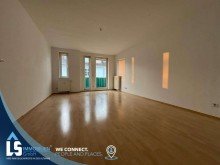 Wohnzimmer mit Balkon Gute Lage, hell und mit Balkon!