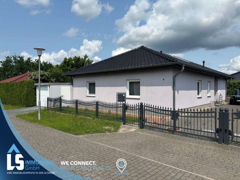 Au�enansicht Stendal Einfamilienhaus Exklusiver Bungalow mit Pool, Naturstein & Premium-Ausstattung in Stendal-Galgenberg