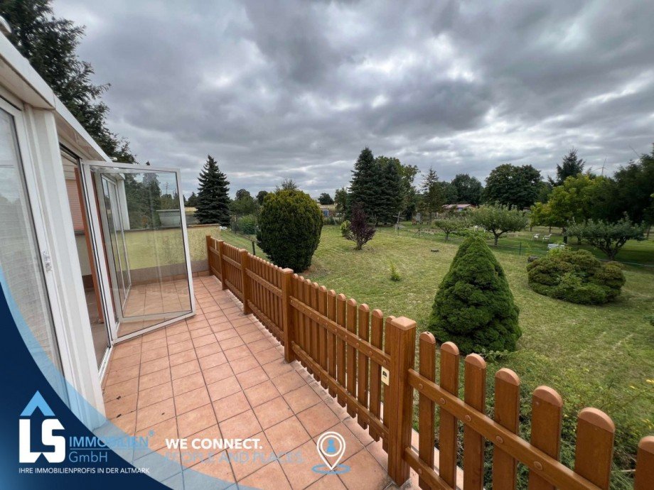 Balkon mit Aussicht in den Garten Einfamilienhaus Gro� Santersleben