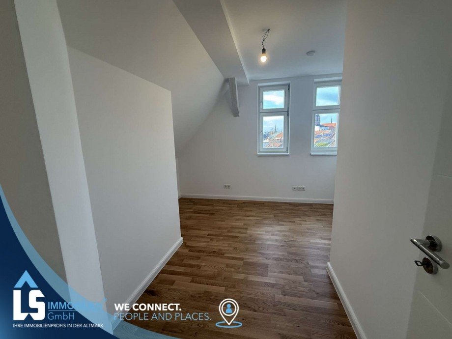 Zimmer 1 DG.jpg Zweifamilienhaus Stendal