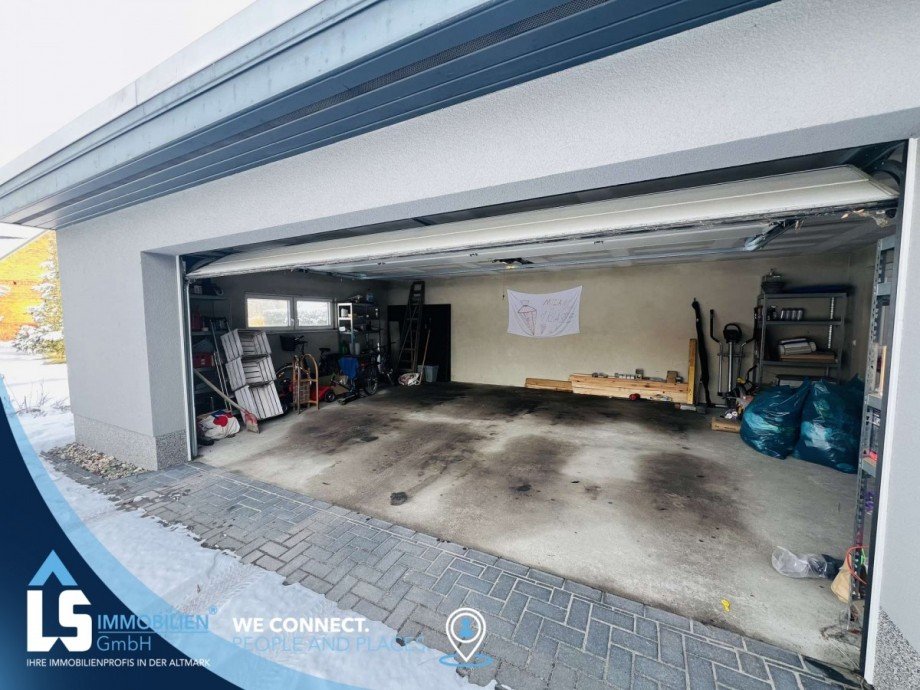 Doppelgarage mit elektrischem Rolltor Bungalow Stendal