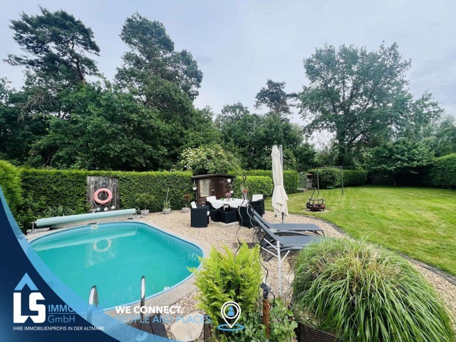 Garten mit Pool Doppelhaush�lfte Stendal
