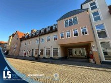 Eingang Gro�z�gig und stark frequentierte Lage!