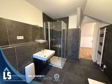 Masterbad mit Dusche und Badewanne 5 Zimmer und 3 B�der - Gro�z�gige, lichtstarke Maisonettwohnung mit Balkon und Stellplatz in Stendal