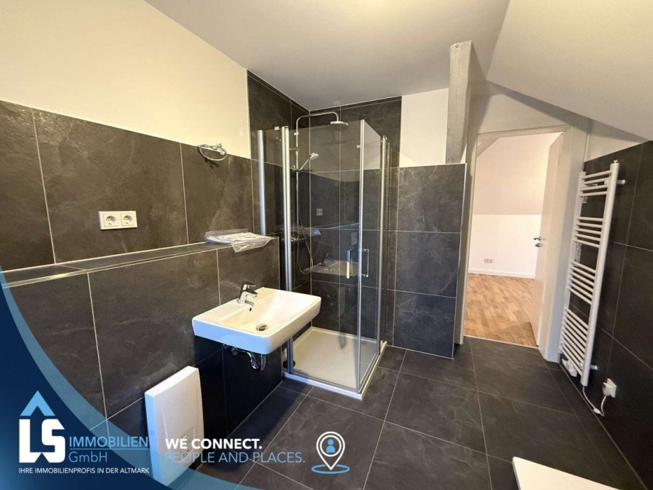 Masterbad mit Dusche und Badewanne Maisonettewohnung Stendal