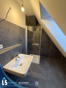 Bad DG 2.jpg 5 Zimmer und 3 B�der - Gro�z�gige, lichtstarke Maisonettwohnung mit Balkon und Stellplatz in Stendal