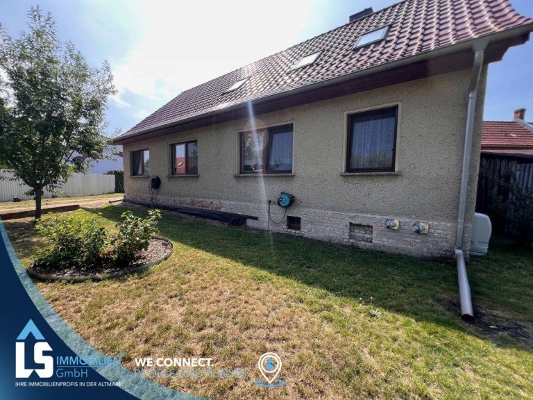 Hausansicht Wei�ewarte Einfamilienhaus Modernisiertes Haus wartet auf seinen letzten Schliff. Gro�z�giges Haus in Wei�ewarte